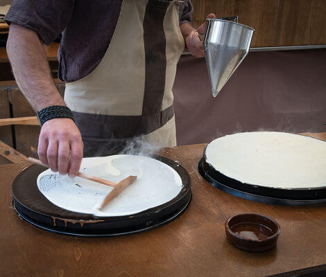 Utilisation d'un râteau plat pour étaler la pâte à crêpe